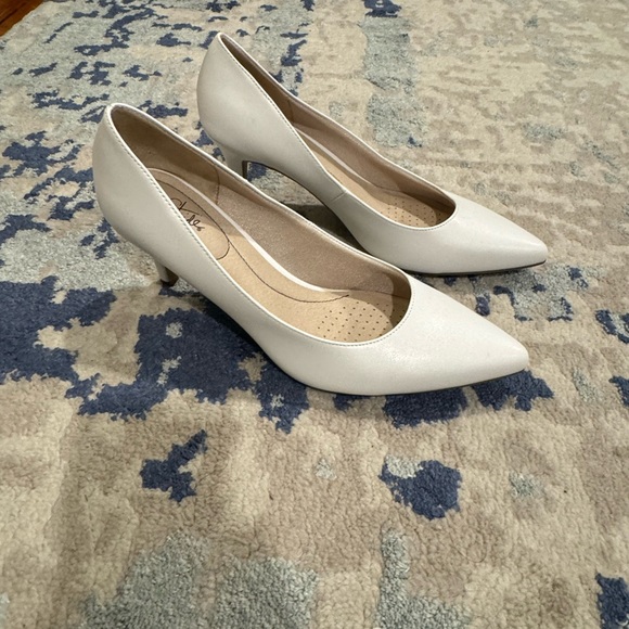 Life stride white pumps - Picture 3 of 8